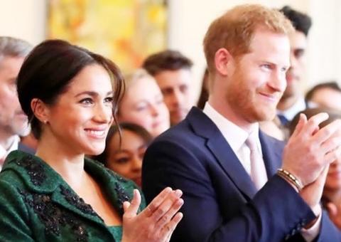 Príncipe Harry divulga 1ª foto do rostinho de herdeiro com Meghan Markle