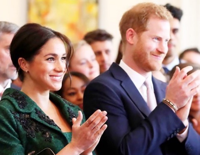 Príncipe Harry divulga 1ª foto do rostinho de herdeiro com Meghan Markle