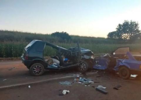 Acidente entre carros e caminhão deixa 4 mortos e 5 feridos da mesma família em Nantes