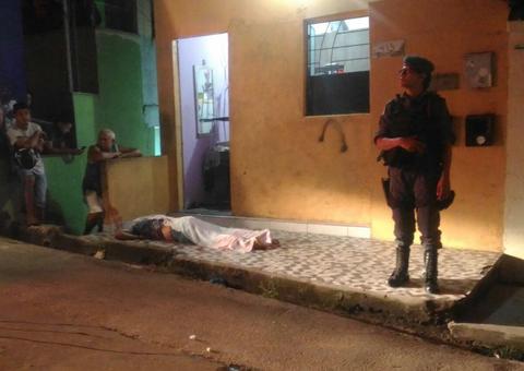 Jovem é executado a tiros na frente da casa da namorada em Manaus