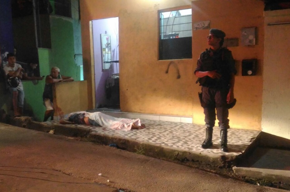 Jovem é executado a tiros na frente da casa da namorada em Manaus