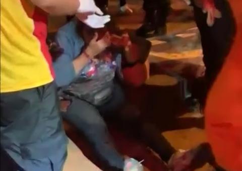 Vendedora de balão é arrastada por carro ao negar produto de graça