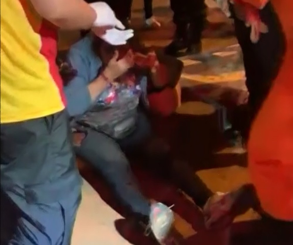 Vendedora de balão é arrastada por carro ao negar produto de graça