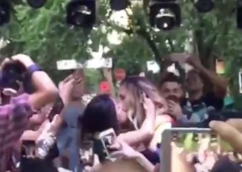  Vídeo: Valesca Popozuda dá beijão em fã e público vai ao delírio 