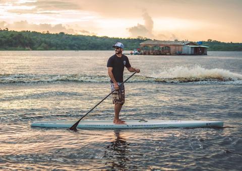 Amazonense treina no rio Negro para volta a ser campeão brasileiro de SUP 