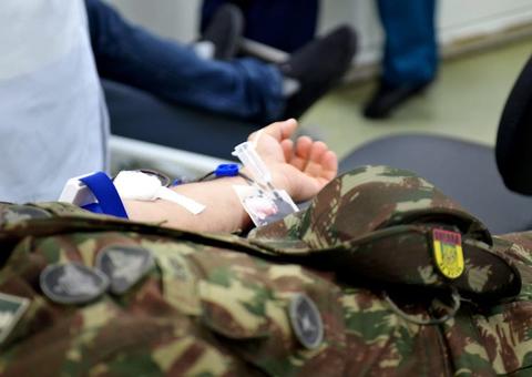 Militares do Exército fazem campanha para doar sangue em Manaus