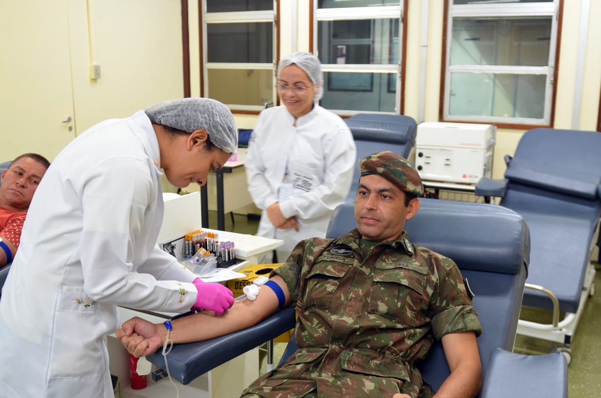 Militares do Exército fazem campanha para doar sangue em Manaus
