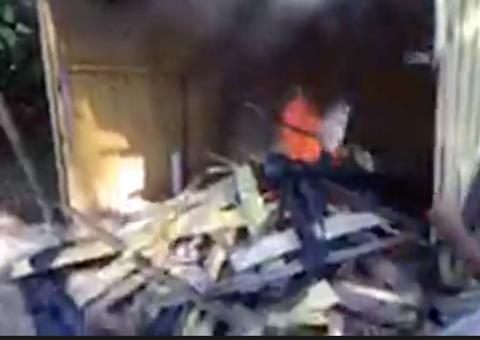 População ateia fogo em casa onde criança foi encontrada morta em Manaus 