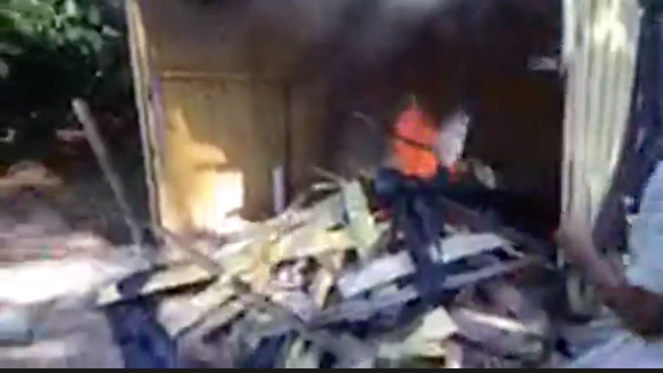 População ateia fogo em casa onde criança foi encontrada morta em Manaus 