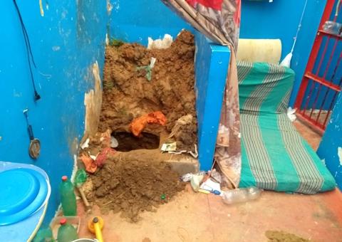 Presos fogem da cadeia após quebrar vaso sanitário e cavar buraco, no Amazonas 