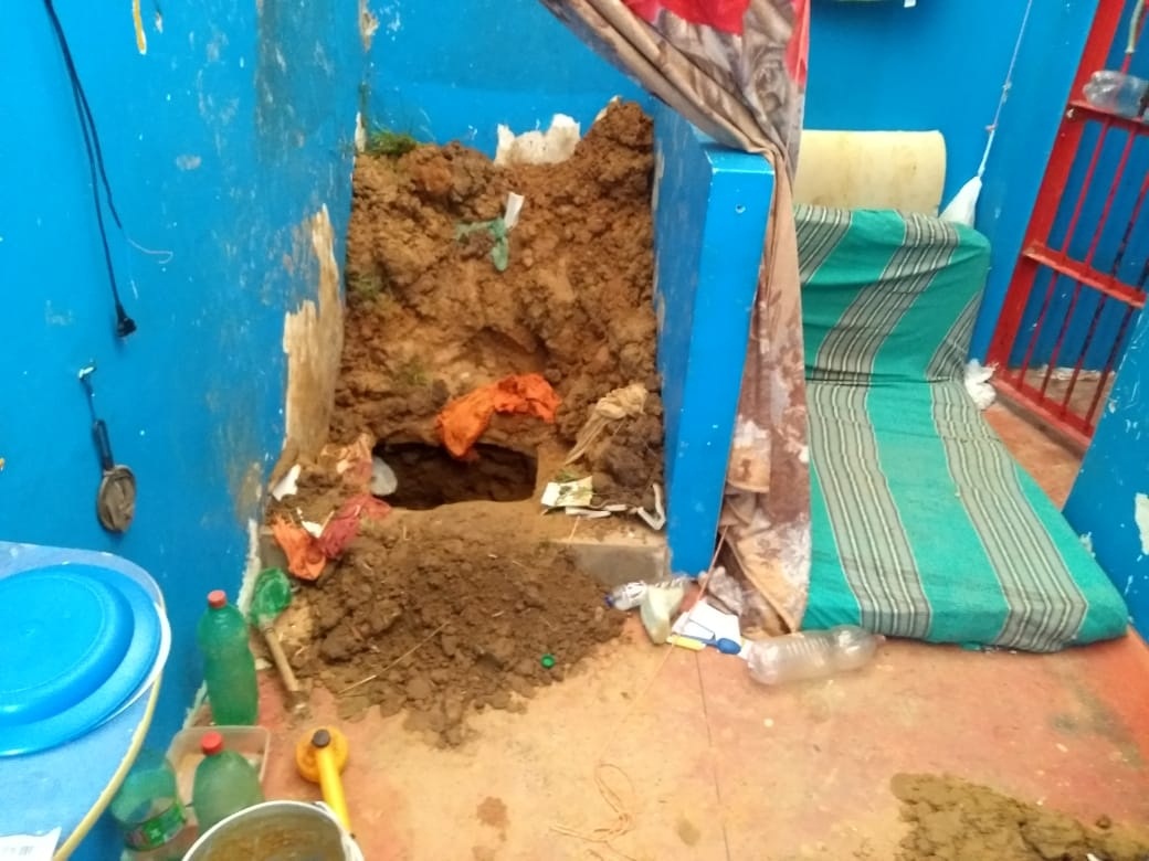 Presos fogem da cadeia após quebrar vaso sanitário e cavar buraco, no Amazonas 