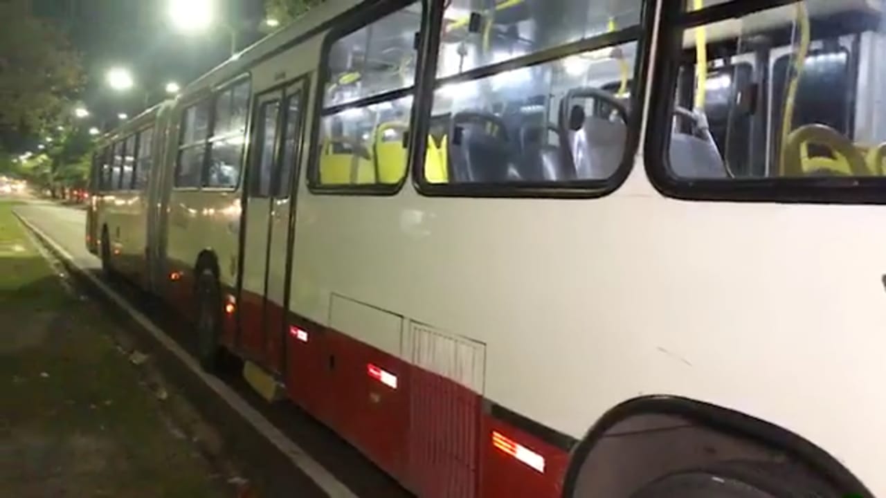 Motorista leva coronhada durante assalto a ônibus em Manaus 