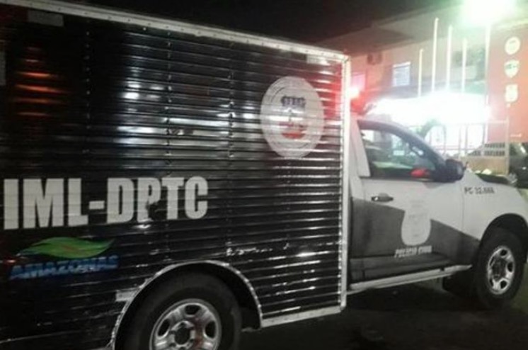 Homem corre para casa da madrinha, mas morre esfaqueado em Manaus