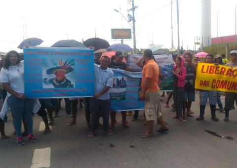 Moradores ateiam fogo em pneus e bloqueiam rua durante protesto em Manaus 