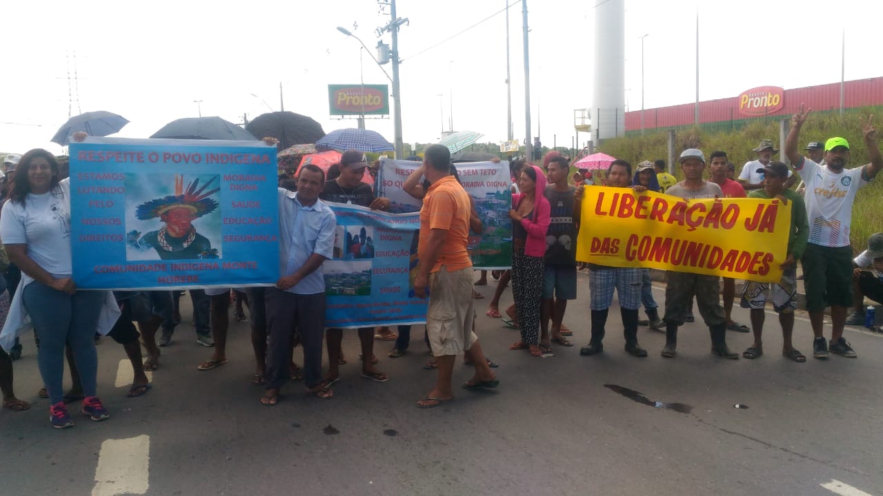 Moradores ateiam fogo em pneus e bloqueiam rua durante protesto em Manaus 