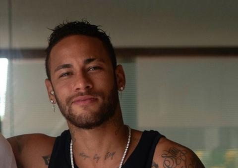 Em meio a polêmicas, Neymar se encanta e passa a seguir modelo gata
