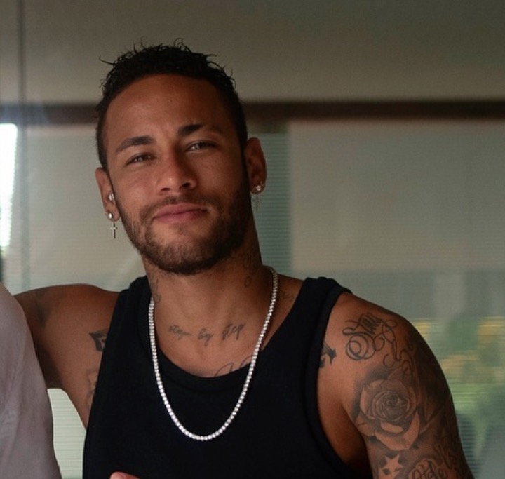 Em meio a polêmicas, Neymar se encanta e passa a seguir modelo gata