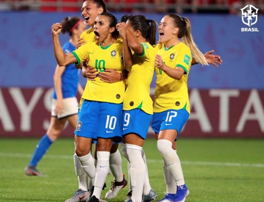 Brasil vence Itália e Marta se consagra maior artilheira das copas