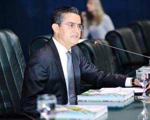 David Almeida culpa amigos por contrato superfaturado 