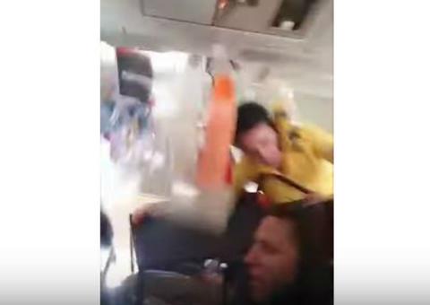 Comissária é lançada contra teto de avião durante turbulência 