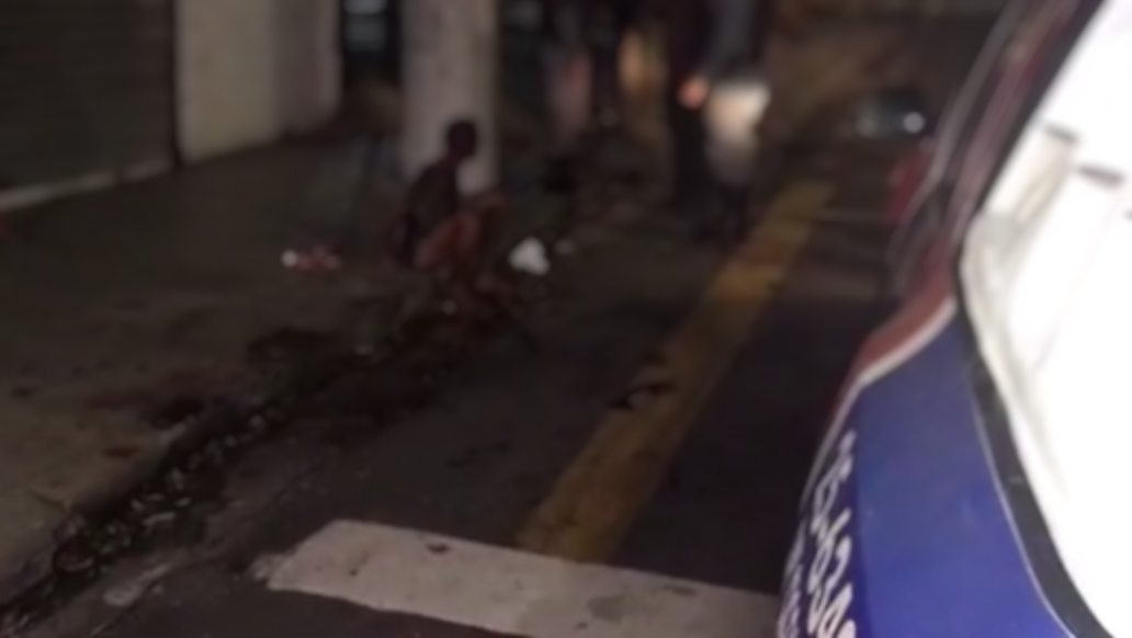 Homem é linchado por populares suspeito de tentar assaltar ônibus em Manaus 