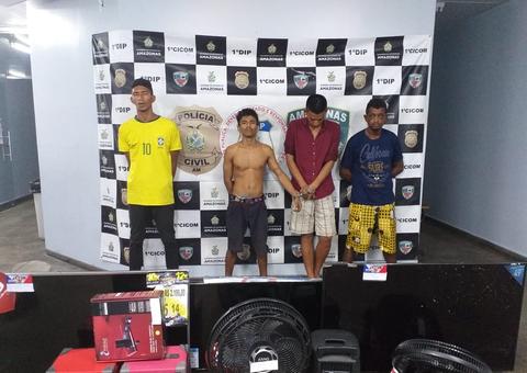 Polícia prende quatro pessoas suspeitas de roubar produtos de uma loja em Manaus 