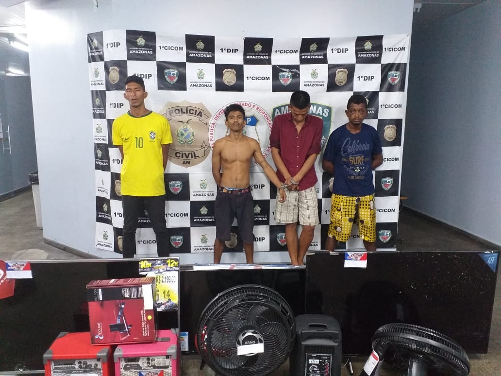Polícia prende quatro pessoas suspeitas de roubar produtos de uma loja em Manaus 