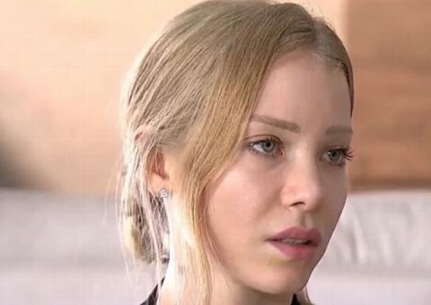 Najila Trindade entrega celular à polícia, mas aparelho não é o que gravou vídeo com Neymar