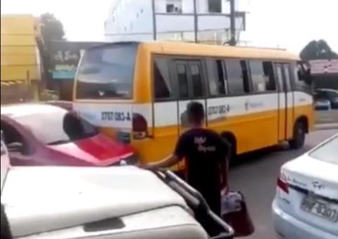 Motorista avança com micro-ônibus em carro após briga de trânsito em Manaus