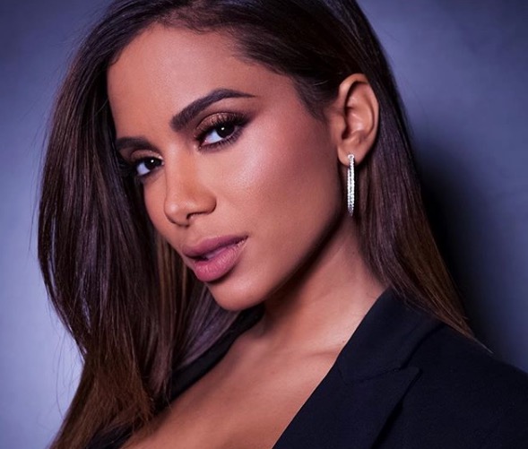 Nos EUA, Anitta revela porque prefere beijo de mulher do que homens