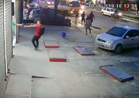 Câmera registra momento em que ex-PM é executado em frente a loja em Manaus