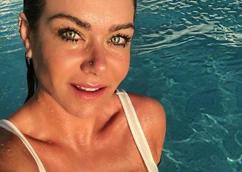 Aos 39, Luize Altenhofen exibe bumbum perfeito em fio-dental cavadão