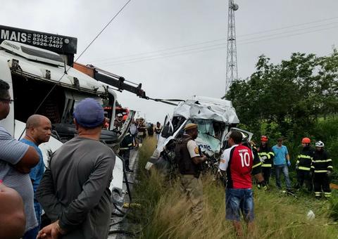 Batida entre van e carreta deixa 8 mortos em rodovia