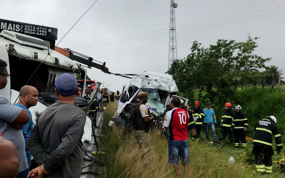 Batida entre van e carreta deixa 8 mortos em rodovia