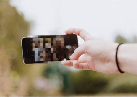 Jovem morre após tentar fazer selfie e cair de passarela em linha de trem