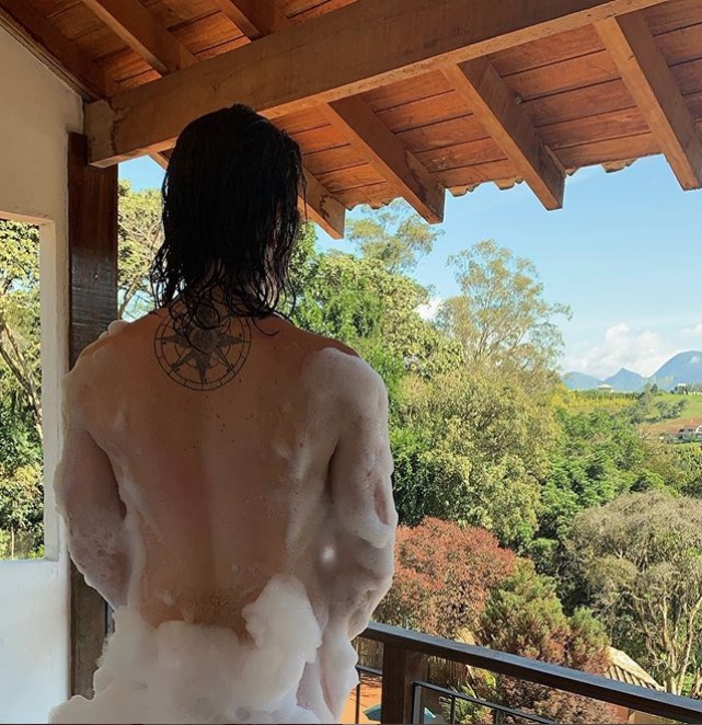 Caio Paduan posta foto completamente nu e namorada responde: ‘Causou’