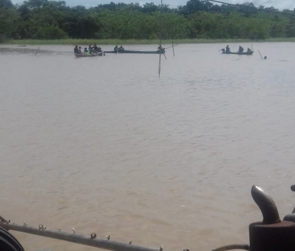 Embarcação naufraga em rio no Amazonas