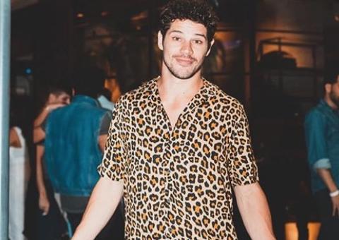 Após reconciliação com Débora não decolar, Loreto é visto aos beijos com jovem