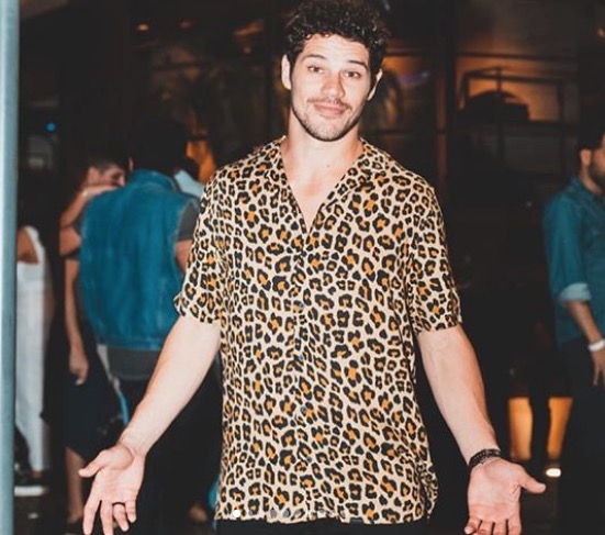 Após reconciliação com Débora não decolar, Loreto é visto aos beijos com jovem