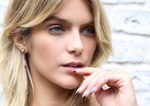  Isabella Santoni posta vídeo dando mergulho de topless em Ibiza