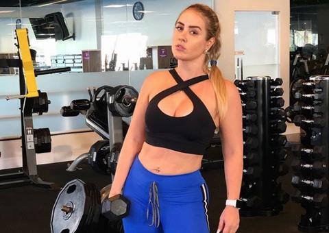 Mirando em Gracyanne Barbosa, ex-BBB Patrícia exibe barriga em dia de academia