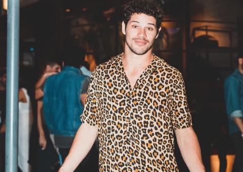 José Loreto é visto aos beijos e lambendo mulher em festa