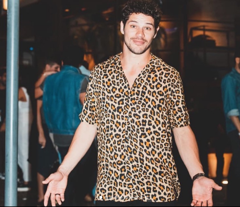 José Loreto é visto aos beijos e lambendo mulher em festa