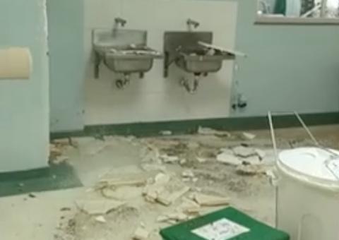 Tubulação estoura e forro de teto desaba perto de paciente em hospital