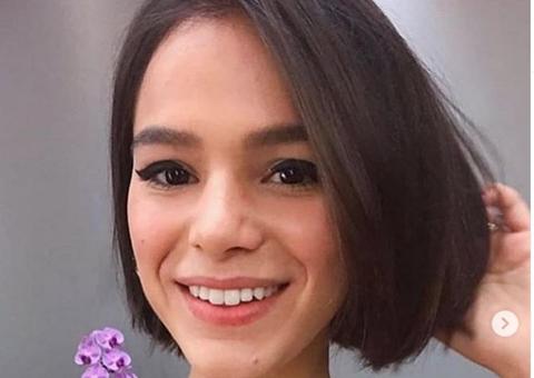 De top, Bruna Marquezine cai no samba e impressiona com barriga definida