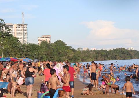 Feriado prolongado leva população às praias de Manaus