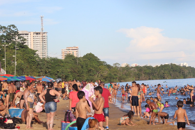 Feriado prolongado leva população às praias de Manaus