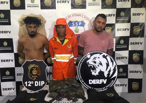 Trio é preso suspeito de usar farda de gari para roubar posto de combustível em Manaus