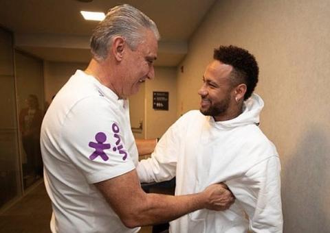 Neymar visita concentração da seleção em São Paulo e ganha apoio dos colegas