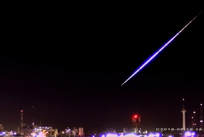 Vídeo mostra objeto colorido se movimentando no céu; assista